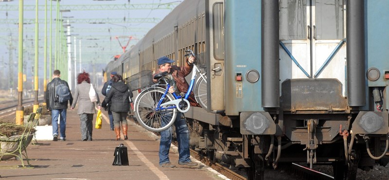 Vonatról leszállított bringások: itt a MÁV válasza, helyjegyet és emeletes vonatot ajánlanak