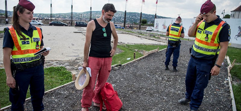 Megnéztük, hogy áll a kormány Várba költözése, ránk szálltak a rendőrök