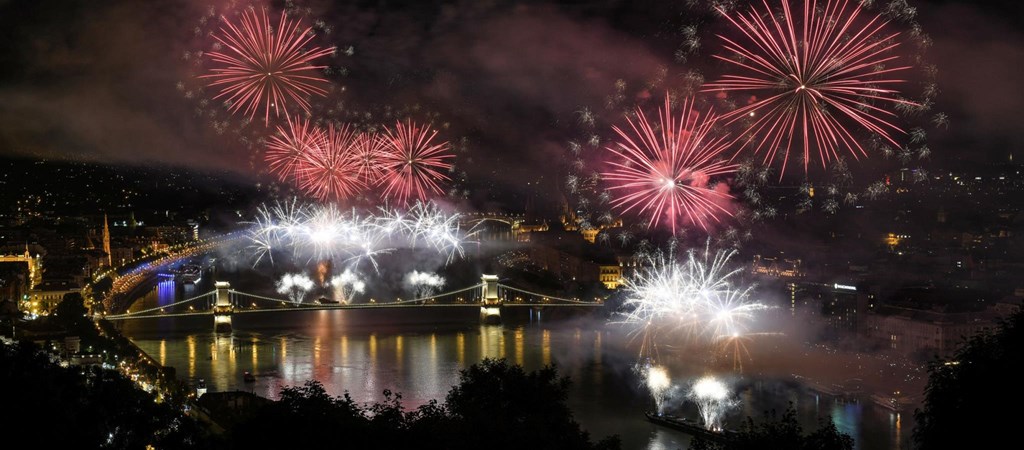 Gazdasag Nyolcszor Annyi Raketat Lonek Fel Az Idei Tuzijatekon Mint Barmelyik Mas Augusztus 20 An Hvg Hu