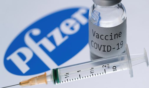 Az uniós gyógyszerügynökség javasolja az első vakcina forgalomba hozatalát