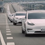 Száz Tesla ment libasorban egy autópályán ? videó