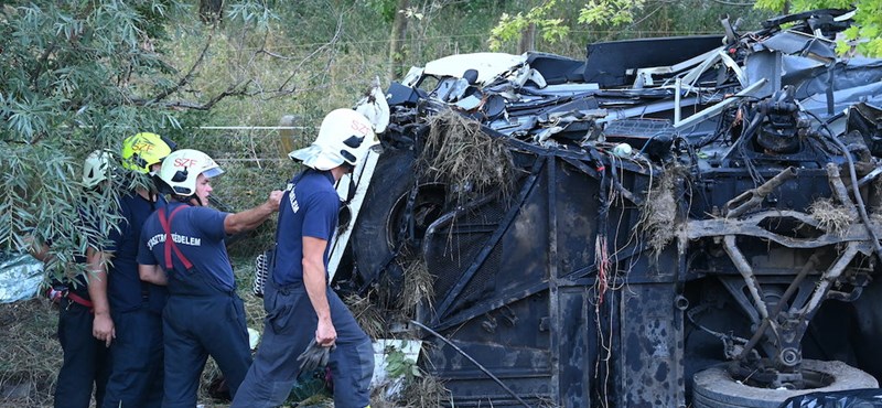 Nyolc halálos áldozata van az M7-es autópályán történt buszbalesetnek – részletek