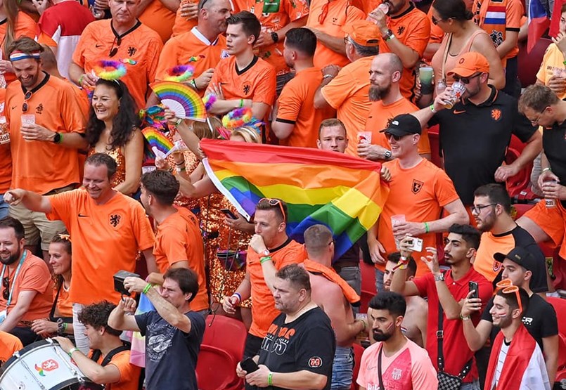 La UEFA niega haber prohibido las banderas arcoíris en el partido entre Holanda y la República Checa