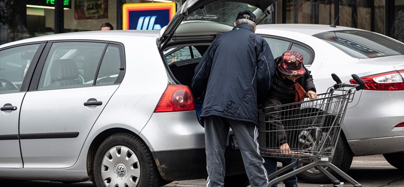 The end of the senior shopping bar was also announced in the Hungarian Gazette.