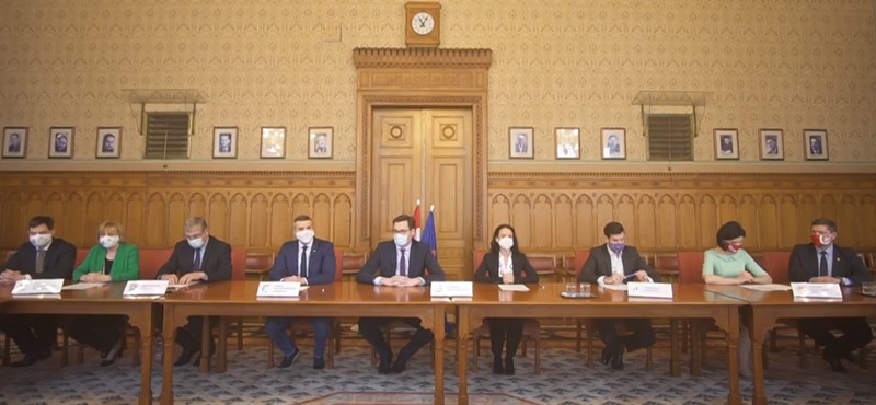 Aláírták az ellenzéki pártok vezetői a dokumentumot, amely a közös kormányprogramjuk alapja lenne