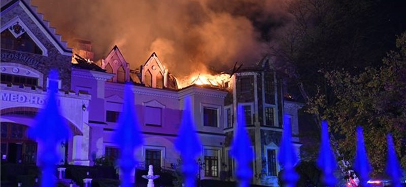 Teljes terjedelmében ég a Borostyán Med Hotel tetőszerkezete