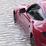 A Ferrari FF sem szeret a vízen úszni, a sofőr mégis megpróbált vele - videó
