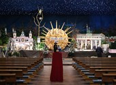 Egy hatalmas koronavírus került a kis Jézus mögé egy németországi templomban