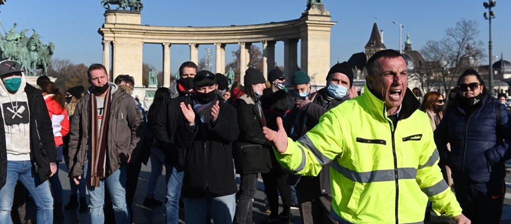 Itthon Tizennyolc Tuntetovel Szemben Intezkedtek A Rendorok A Hosok Teren Hvg Hu