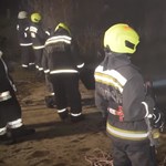 Videó készült arról, hogyan húzták ki a Dunába csúszott autót a tűzoltók