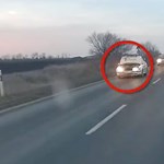 Videó: Menet közben csapódott fel egy autó motorházteteje a 4-es úton
