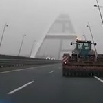 Traktort fogtak az M8-as autópályán