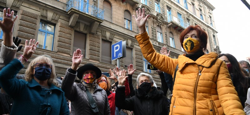 The actors defended the SZFE students: 