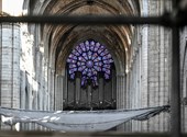 Safety helmet, distance: a small concert was offered at Notre-Dame burned