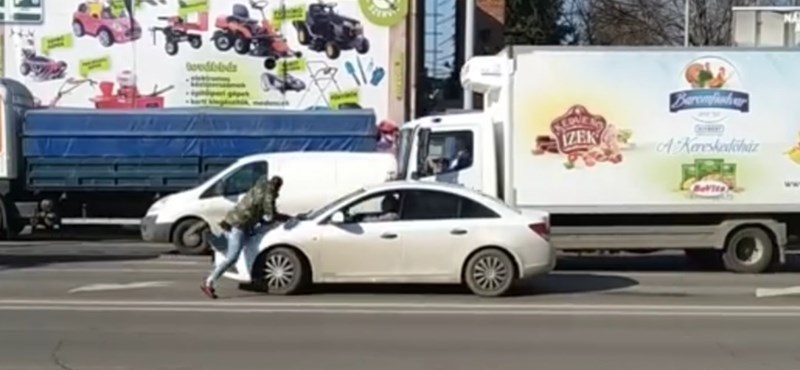 ?Normális vagy?!? ? autósok balhéztak Szegeden, egyikük a motorháztetőre esett