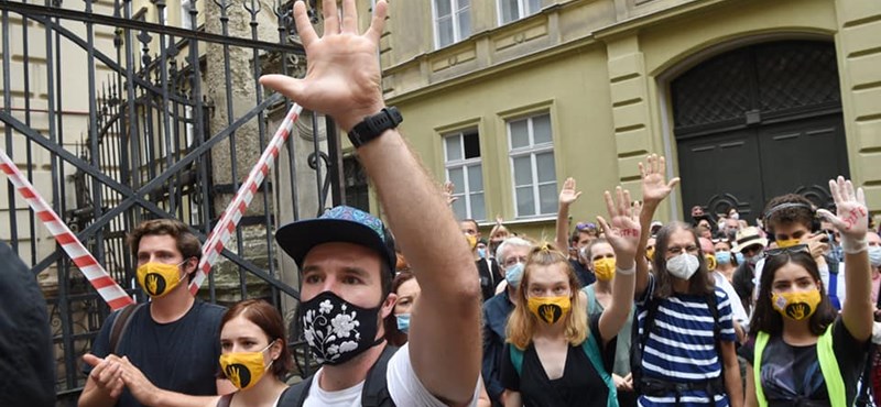 The Performing Arts Charter would be sent to Parliament by protesters in favor of the freedom of SZFE