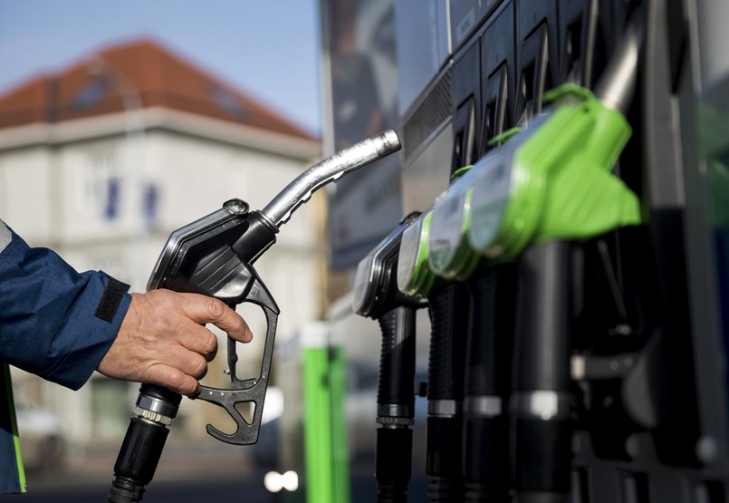 Los húngaros están enojados con la gasolina cara, pero no salen de sus autos