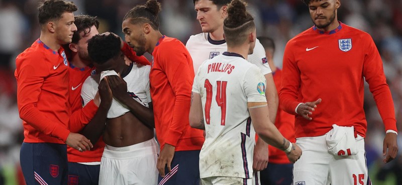 Los ataques racistas cruzaron el fuego sobre los futbolistas ingleses que lanzaron un penalti