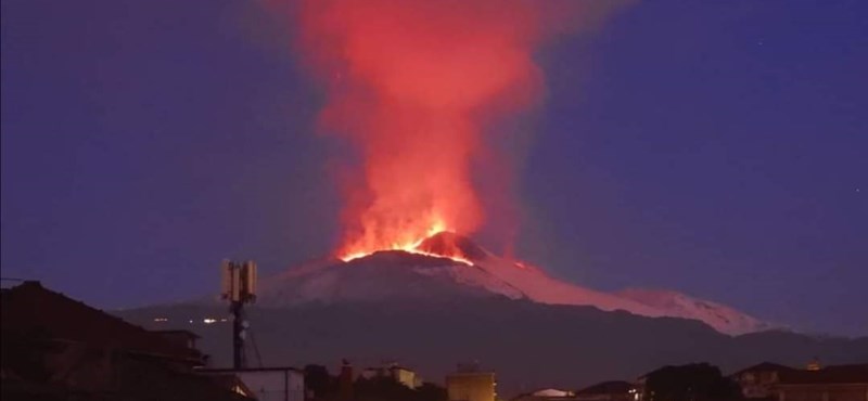 There was a strong earthquake in Sicily, lava flows from Mount Etna