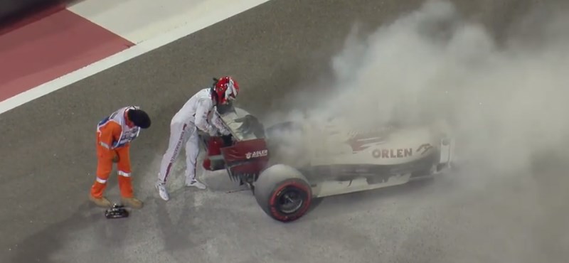 Räikkönen's car caught fire and he extinguished it with his bare hands - video