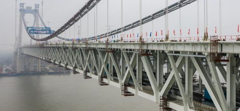 Szuperexpressz függőhidat avattak Kínában, amelyen 250-nel mennek át a vonatok
