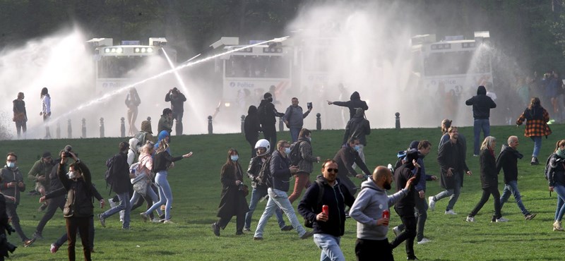 In Brussels, protesters against the epidemiological restrictions were dispersed with water cannons