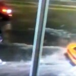 Mintha a víz alatt hajtott volna át egy Lamborghini sofőrje Floridában ? videó