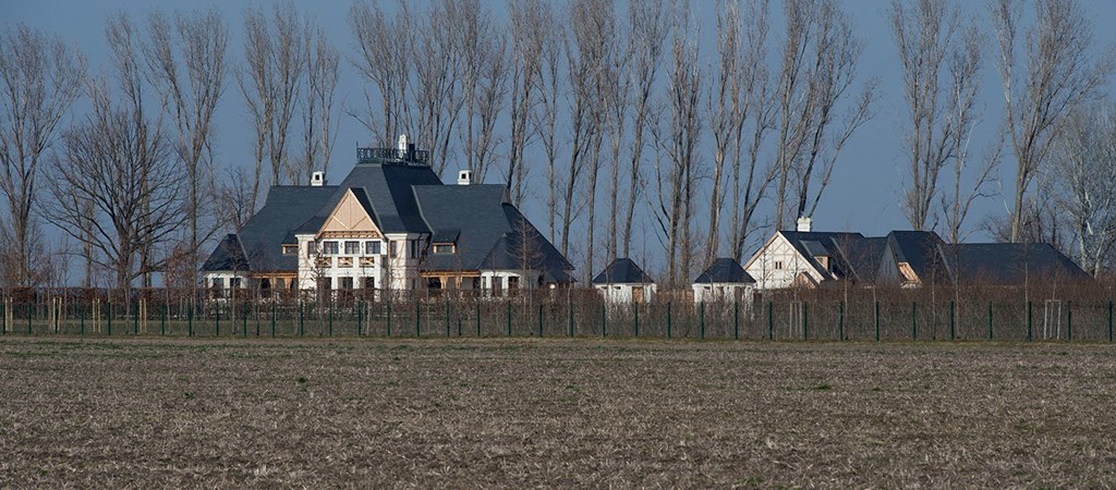 Vallalkozas Fotok Bejutottak A Kastelykertbe Ahol Lazar Janost Sejtik Hvg Hu